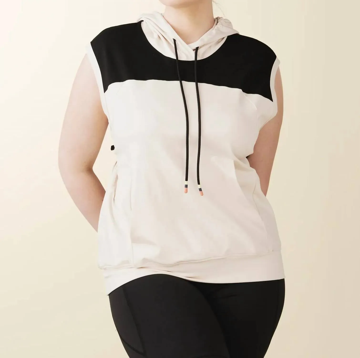Sleeveless Warm Up Hoodie In Dune/black